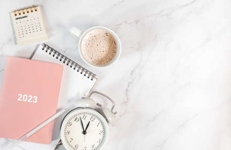 Calendar 2023 and alarm clock on office table. to-do list and plan for next year. flatlay compositionの写真素材