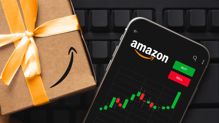 Antalya, Turkey - September 01, 2022 : Amazon logo on phone screen stock image with delivery box.のeditorial素材