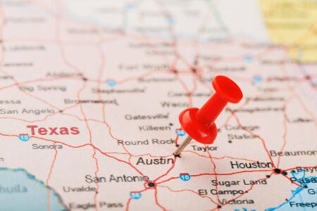 Red clerical needle on a map of USA, Texas and the capital Austin. Closeup Map Texas with Red Tack, US map pinの写真素材