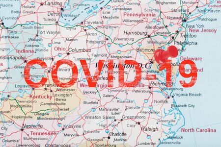 Red clerical arrow on the map of the United States, with the inscription COVID-19 southern Washington, DC and the capital of Richmond. Coronavirus 2019-outbreak, 2020 pandemic.の写真素材