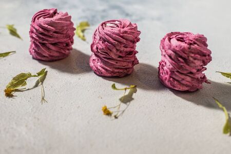 berry blueberry flavors pink homemade marshmallowsの写真素材