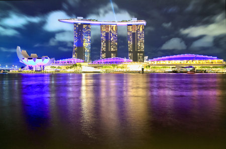 SINGAPORE - JANUARY 13, 2018: Panorama of Singapore city skyline with Marina Bay Sands hotel and ArtScience Museum at night. Popular travel destination.のeditorial素材