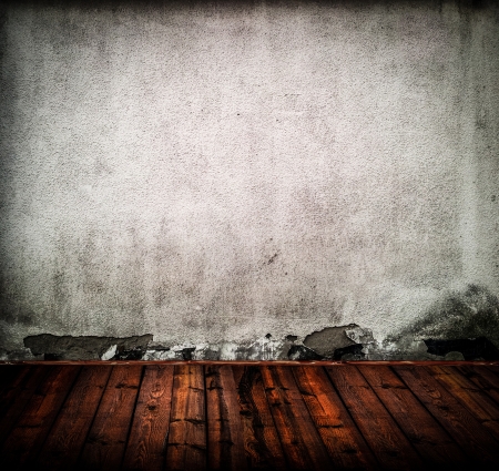 Empty old room with grunge wall and wooden floorの写真素材