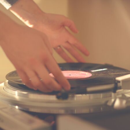 Hands putting vinly on turntable - Hi fidelity soudn conceptの写真素材