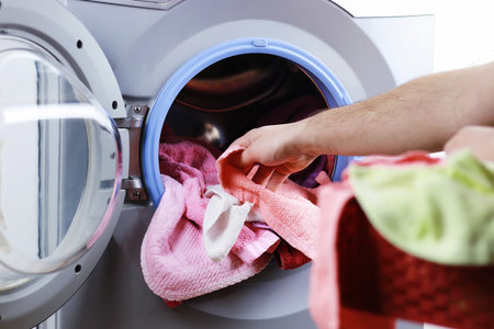 Preparing the laundry from the basket to the laundry in an automatic washing machine