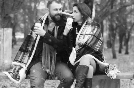 date in a park lovers on a benchの写真素材