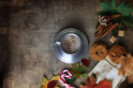 hands holding a mug of hot coffee on a tableの写真素材