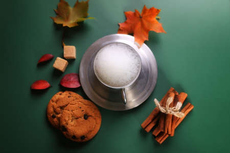 hands holding a mug of hot coffee on a tableの写真素材