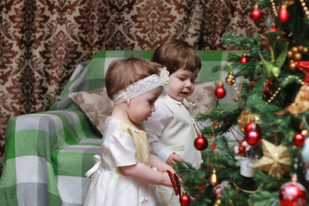 child decorate the Christmas tree toyの写真素材