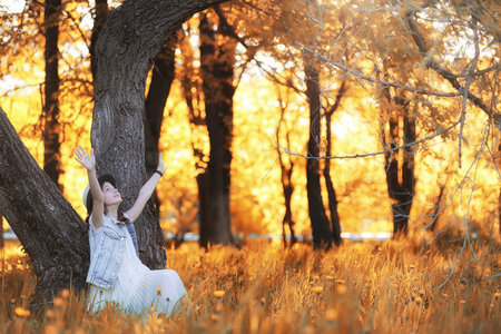 Girl walking in the autumn park. Autumn in the city, girl with dの写真素材