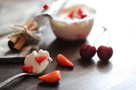 Yoghurt with fresh strawberries and cherriesの写真素材