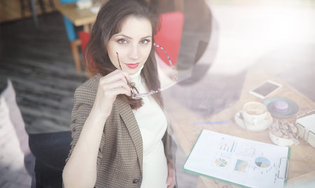 Pregnant woman working during lunch on computer in cafeの写真素材