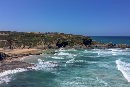 view of the sea, sea cliffs, steep cliffs, hot sunny day, clear blue sky, the waters of the Atlantic Oceanの写真素材