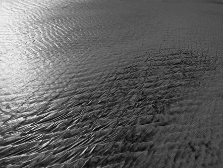 patterns created Ð¾n the sand by waves and wind, sand pattern as backgroundの写真素材
