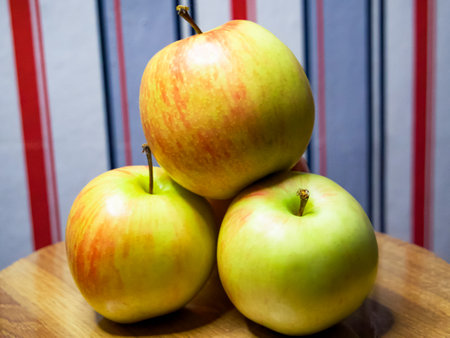 Fresh Apples Display. Apples with a mix of colors presented on wood, perfect for food-related marketing and educational content.の写真素材