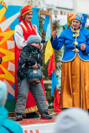 VICHUGA, RUSSIA - FEBRUARY 17, 2018: Contests and entertainment on stage at the traditional winter Russian celebration of the Maslenitsaのeditorial素材