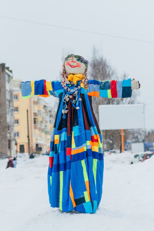 VICHUGA, RUSSIA - FEBRUARY 17, 2018: Scarecrow dolls for burning with fire at the traditional winter Russian celebration of the Maslenitsaのeditorial素材