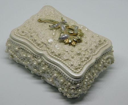 Closed vintage white pearl jewellery boxの写真素材