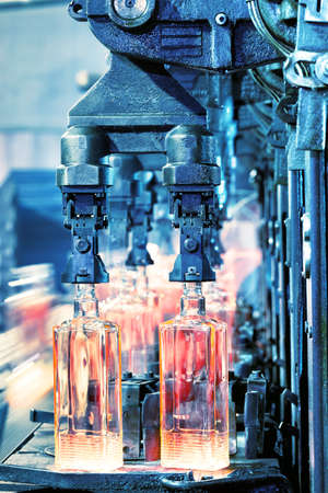 Production of bottles on the conveyor glassworks