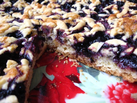 Fresh pie with bilberry on the plateの写真素材