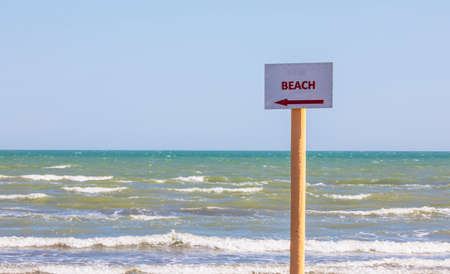 The inscription on the plate indicating in which direction the beachの写真素材