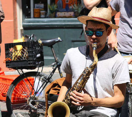 NEW ORLEANS - MAY 5, 2017 - Street performer in the streets of New Orleans USAのeditorial素材