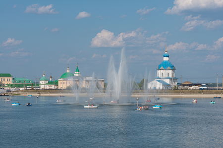 August 7, 2016: Photo of Cheboksary bay with a fountain. People ride on boats and catamarans. Cheboksary. Russia.のeditorial素材