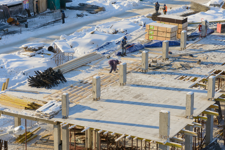 construction of multi-storey brick apartment building in winterのeditorial素材