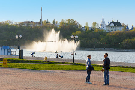 May 03, 2016: Photo of a communicating guy and a girl on a background of a fountain on the waterfront. Cheboksary. Russia.のeditorial素材