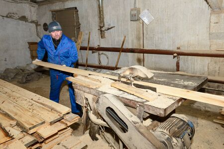 November 26, 2018: Woodworking workshop in the production. Sawing boards. Yoshkar-Ola. Russia.のeditorial素材