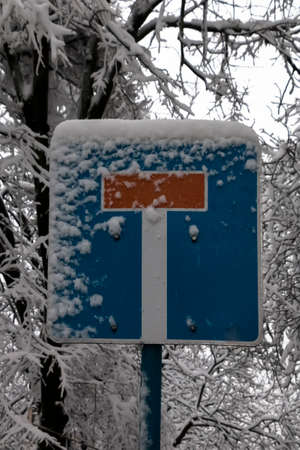 Dead end sign on a winter forest road.の写真素材