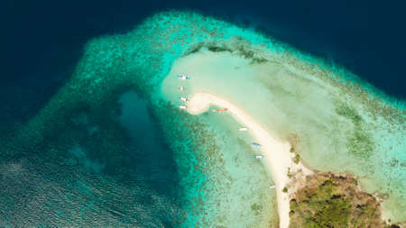 aerial seascape tropical island with sand bar, turquoise water and coral reef. Ditaytayan, Palawan, Philippines. tourist boats on tropical beach. Travel tropical concept. Palawan, Philippinesの写真素材