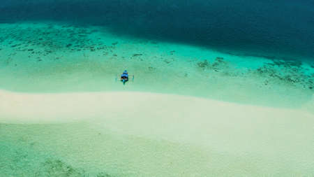 Sand bar in transparent turquoise water top view. Tropical beach with tourists. Mansalangan sandbar, Balabac, Palawan, Philippines. Summer and travel vacation conceptの写真素材