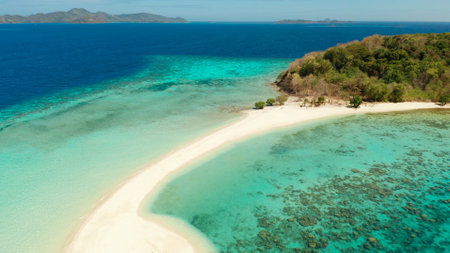 aerial seascape tropical island with sand bar, turquoise water and coral reef. Ditaytayan, Palawan, Philippines. tourist boats on tropical beach. Travel tropical concept. Palawan, Philippinesの写真素材
