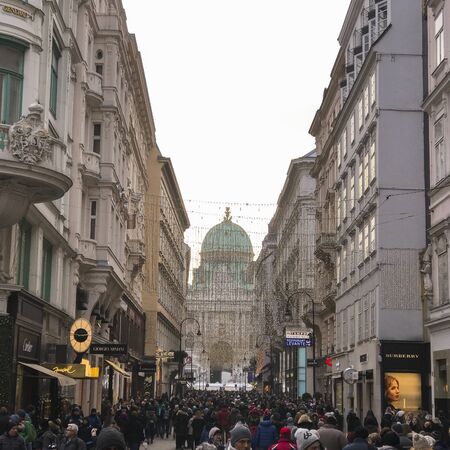 Vienna, Austria - December 17, 2016: Tourists shopping and visiting Vienna a week before Christmasのeditorial素材