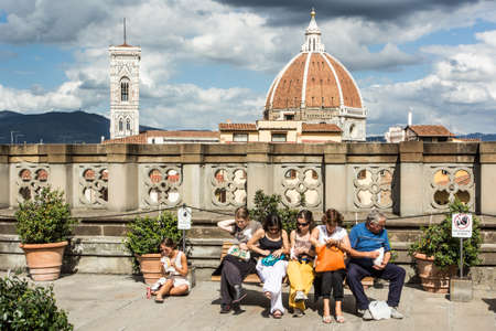 FLORENCE, ITALY - 25 SEPTEMBER: Tourists relax on a bench in his visit to the Uffizi museum, the reference of Italian Renaissance painting. September 25, 2012.のeditorial素材