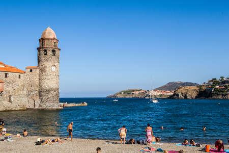 COLLIURE - SEPTEMBER 14: Tourists relax in the beach in the small village of Colliure, south France. September 14, 2013 Colliure, France.のeditorial素材