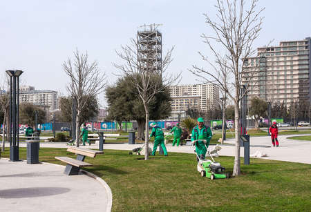 March 15, 2017 seaside Park, Baku, Azerbaijan. Gardeners produce gardening in the city Parkのeditorial素材