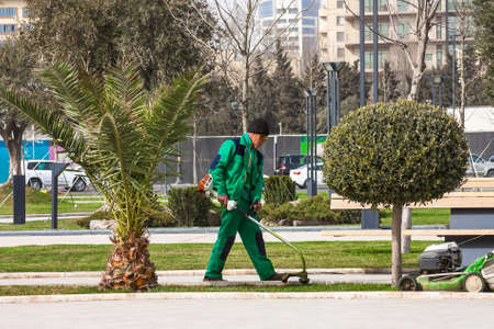 March 15, 2017 seaside Park, Baku, Azerbaijan. Gardeners produce gardening in the city Parkのeditorial素材