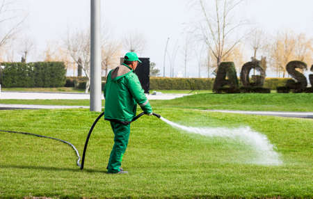 March 15, 2017 seaside Park, Baku, Azerbaijan. Gardeners produce gardening in the city Parkのeditorial素材