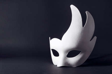 white carnival mask on a black background. concept of carnival, holiday, festival.
の写真素材