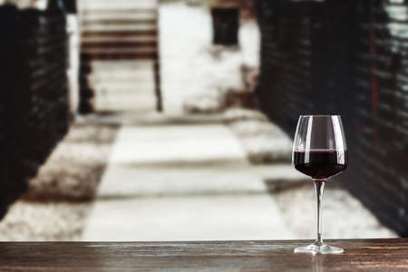 Young wine in glasses against the background of the cellar. in the cellar wine is located on the shelves along the walls
の写真素材
