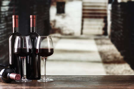 red wine in glasses on the background of the cellar, in the wine cellar wine is located on the shelves, wine tasting
の写真素材