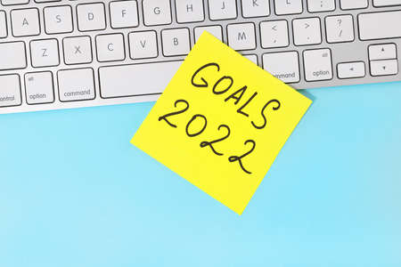 goals 2022 sticky note and keyboard on blue background. Business concept.の写真素材