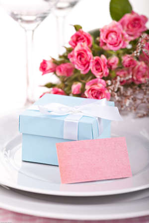Blue gift box on plate with blank card for your textの写真素材