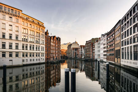 Cityscape with reflection of building in 
Nikolaifleet canal in the old town Altstadt of Hamburg, Germany.の写真素材