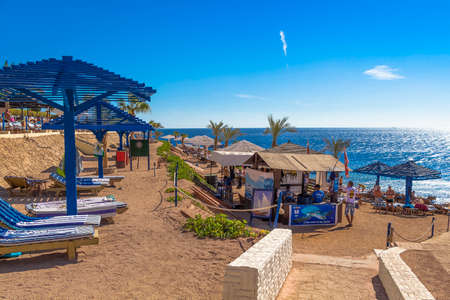 SHARM EL-SHEIKH, EGYPT - NOVEMBER 30, 2014: The beach on the Red Seaのeditorial素材