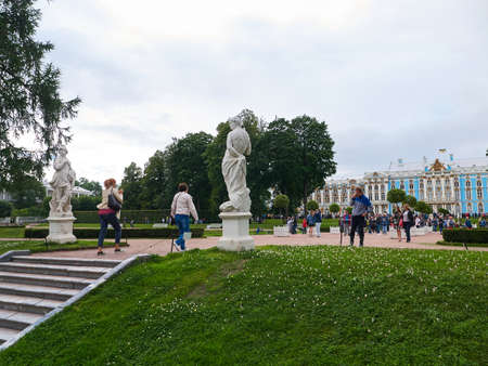Pushkin, St. Petersburg, Russia - August 7, 2017: Tourists near the Catherine Palace in Park in Tsarskoe Seloのeditorial素材