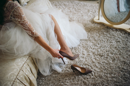 The bride is putting on shoesの写真素材