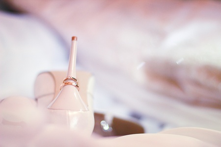 wedding rings on shoesの写真素材